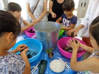 小さな手で一生懸命
